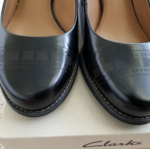 Pair of elegant shoes - Picture 2 of 8